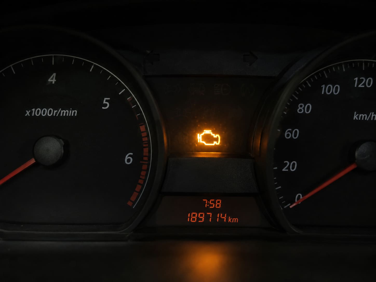 Világító Check Engine lámpa a műszerfalon